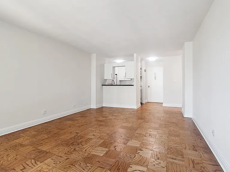 400 E 71st St #21A — Photo 3