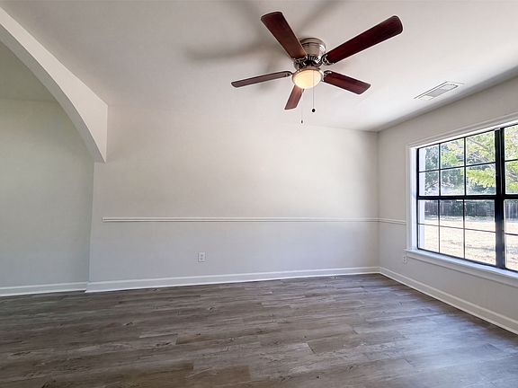 3rd image of 526 Royal Valley Rd