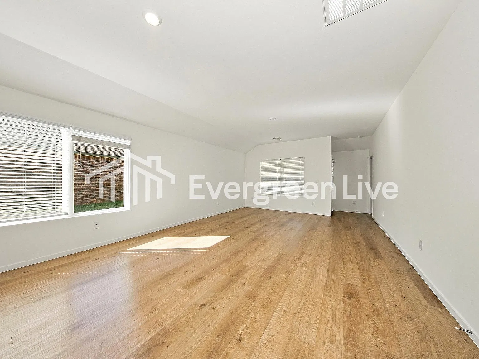 3 bed, 2.0 bath, 1402 sqft, $1,375 — Photo 4