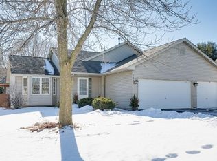 7697 31st St N, Oakdale, MN 55128
