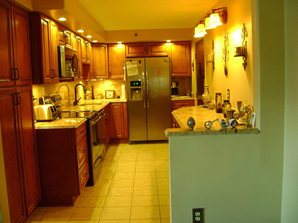 Kitchen / w door entrance
