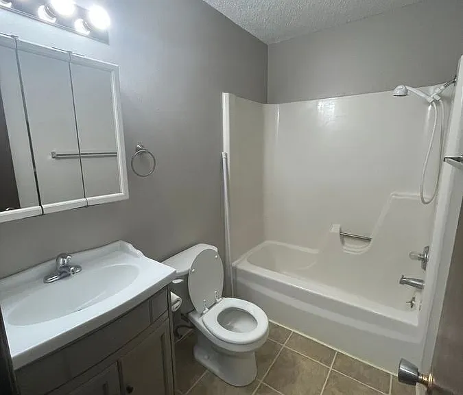 719 1st Ave S #7 — Photo 4