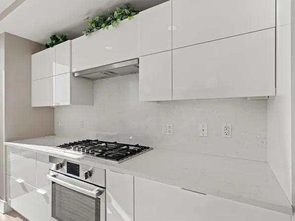 9 Avenue At Port Imperial image 10 of 34