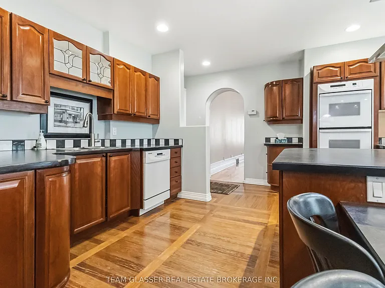 510 Dufferin Ave — Photo 18
