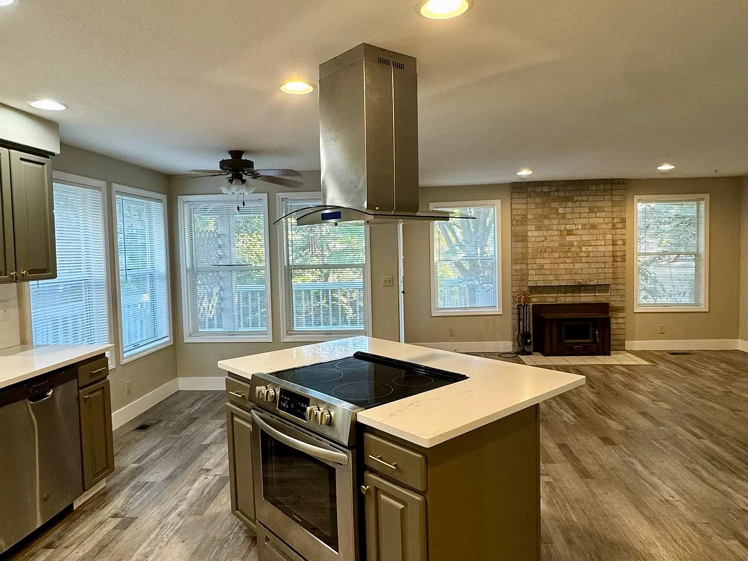 3 bed, 2215 sqft, $3,150 — Photo 3