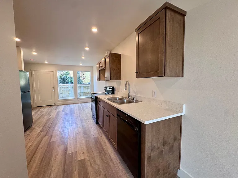 Brand New, Beautiful Townhomes! 2 & 3 Bedrm Units Available — Photo 6