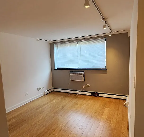 Foster Beach Apartments — Photo 4