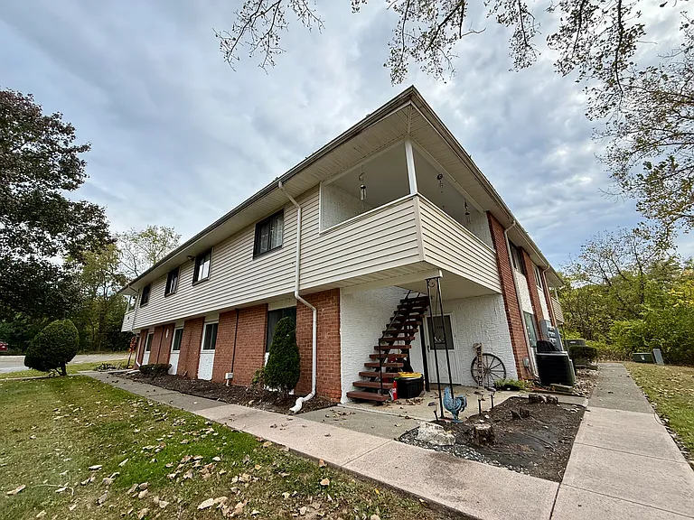 2102 Baldwin Ln — Photo 1