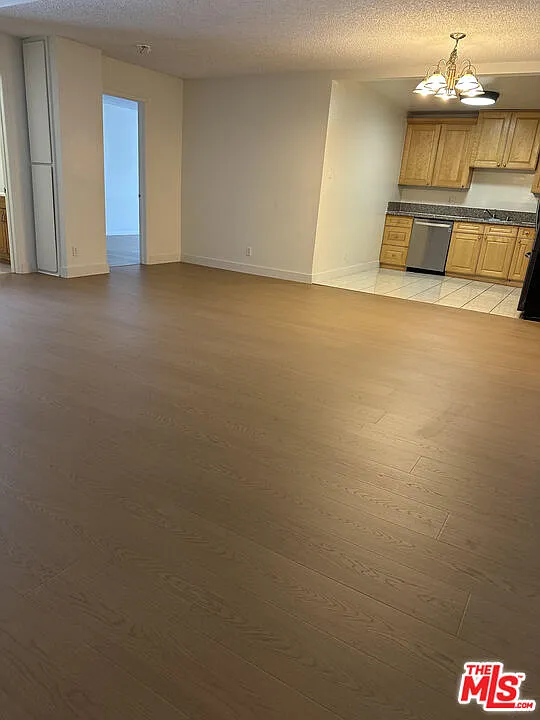 2 bed, 1.5 bath, 1050 sqft, $2,400 — Photo 2