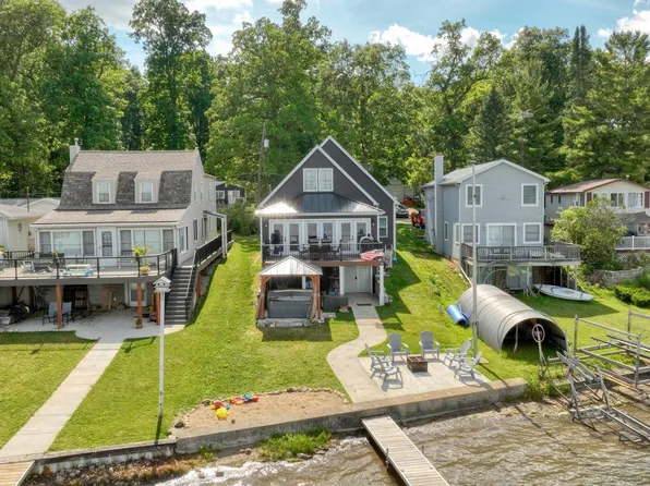 7296 Walnut Hill Rd, Manitou Beach, MI 49253