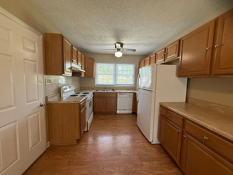 411 Greenbriar Dr — Photo 2