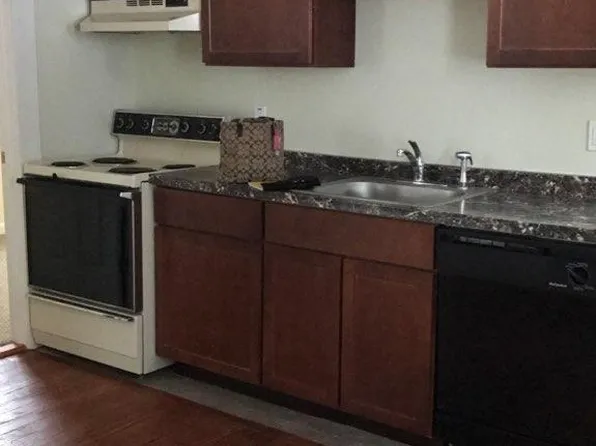 17 Pine St #1, Peterborough, NH 03458