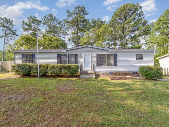 45 Old English Ln, Spring Lake, NC 28390