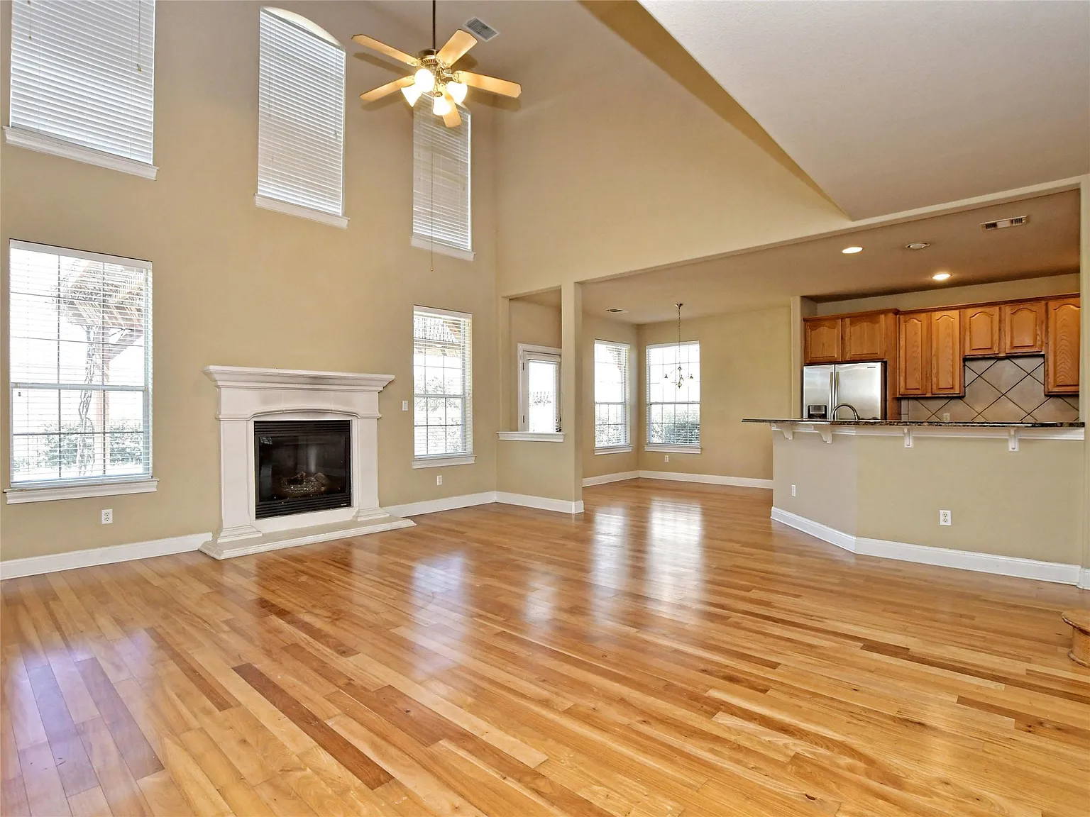 5 bed, 3.5 bath, 3552 sqft, $3,995 — Photo 4