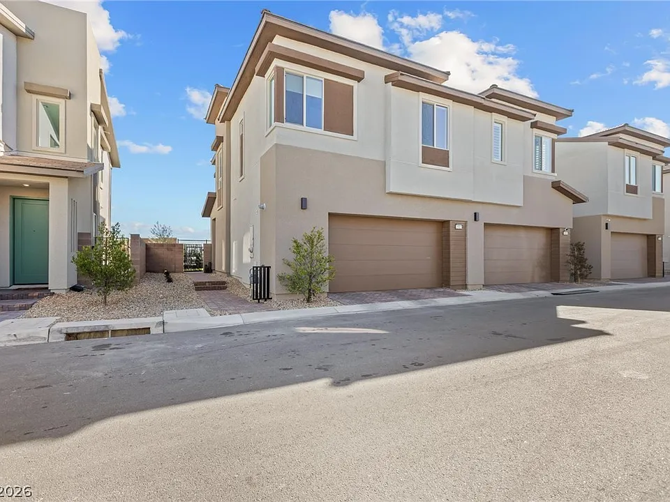 692 Echelon St