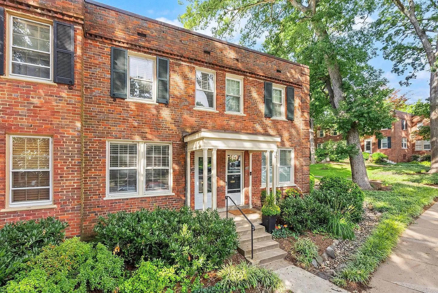 1 bed, 1.0 bath, 840 sqft, $2,400 — Photo 1