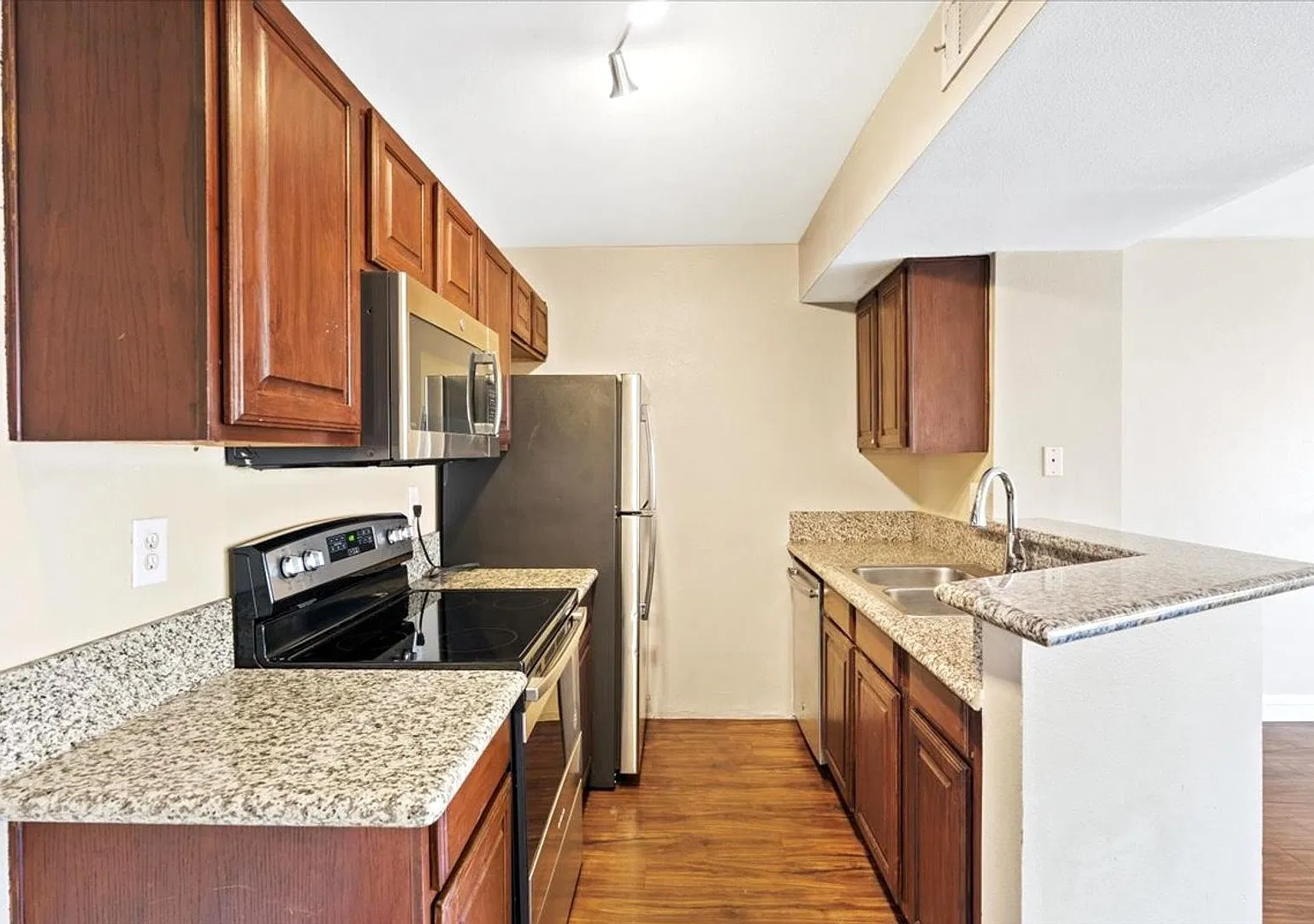 One bedroom one bath Condominium in Alexis Heights! — Photo 4