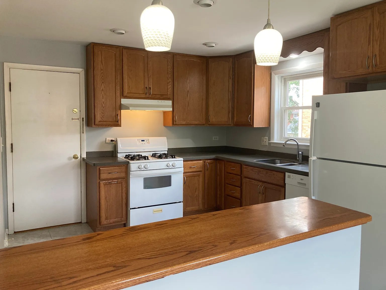 3 bed, 1.5 bath, 1053 sqft, $2,050 — Photo 4