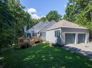 8 Lenore Rd, Tewksbury Township, NJ 07830