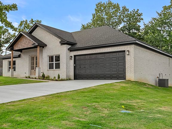 3rd image of 520 Forest Oak Cv