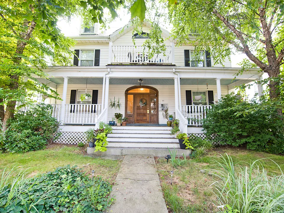 35 Pleasant St #1F