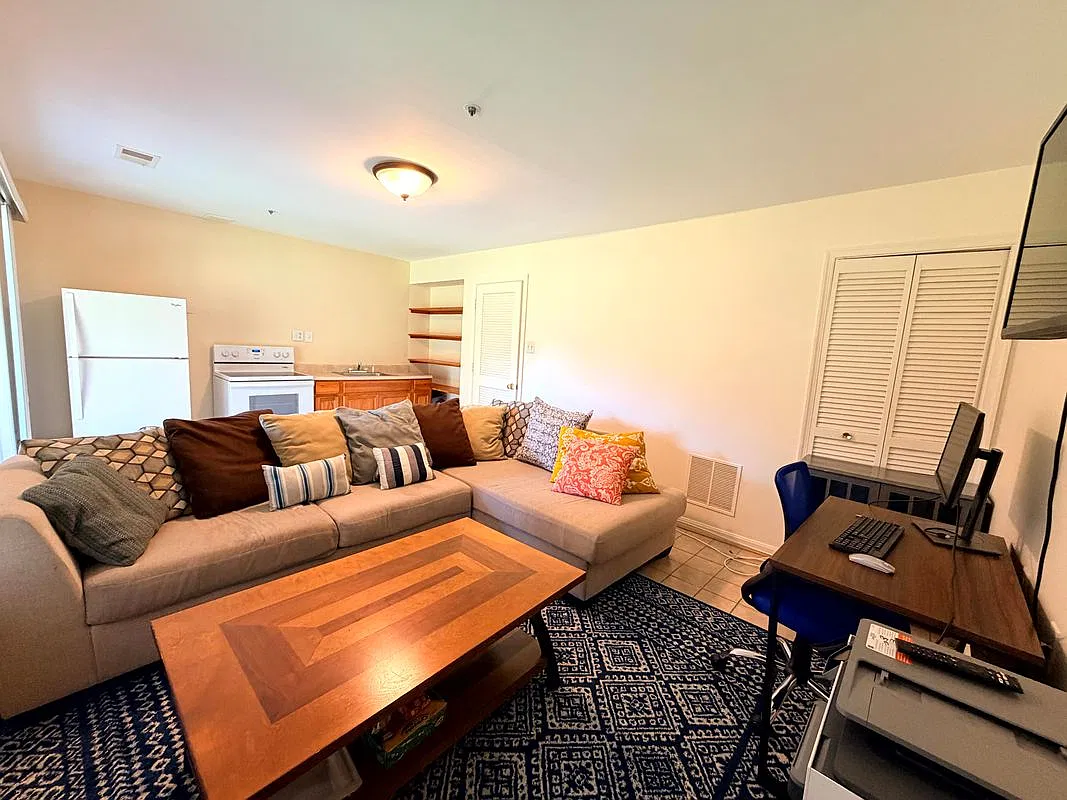 1 bed, 1.0 bath, 900 sqft, $1,150 — Photo 2