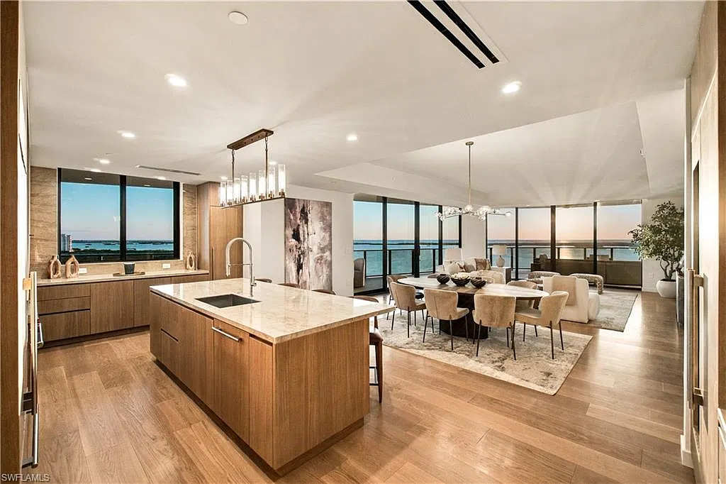 4 bed, 4.5 bath, 3885 sqft, $40,000 — Photo 2
