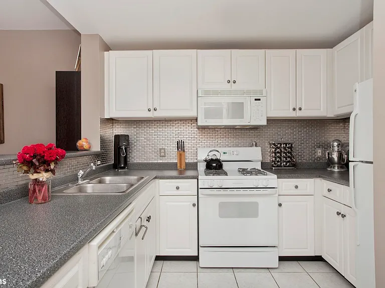 402 9th St #3L — Photo 14