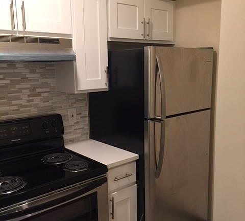 3rd image of 999 Forest Ave APT 2B