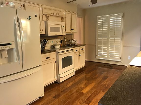 3rd image of 636 Woodridge Dr