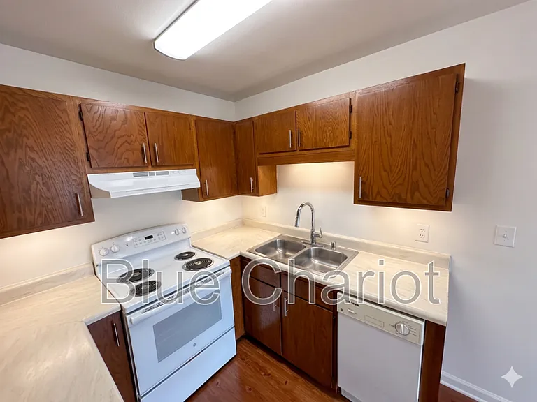 502 Raynor St — Photo 2