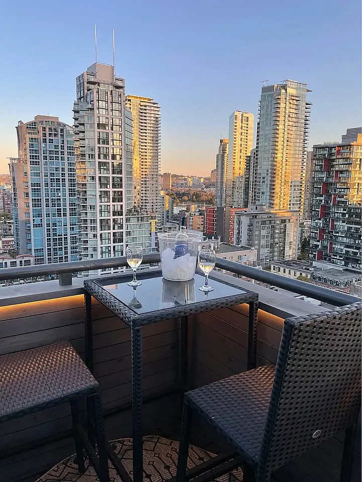 Howe St, Vancouver — Photo 3