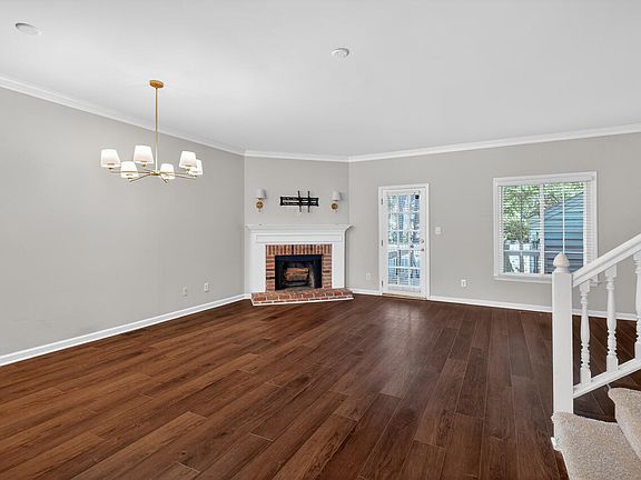 2nd image of 926 Albany Ct