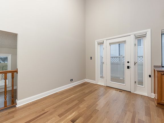 2nd image of 2010 Carriage Hill Rd