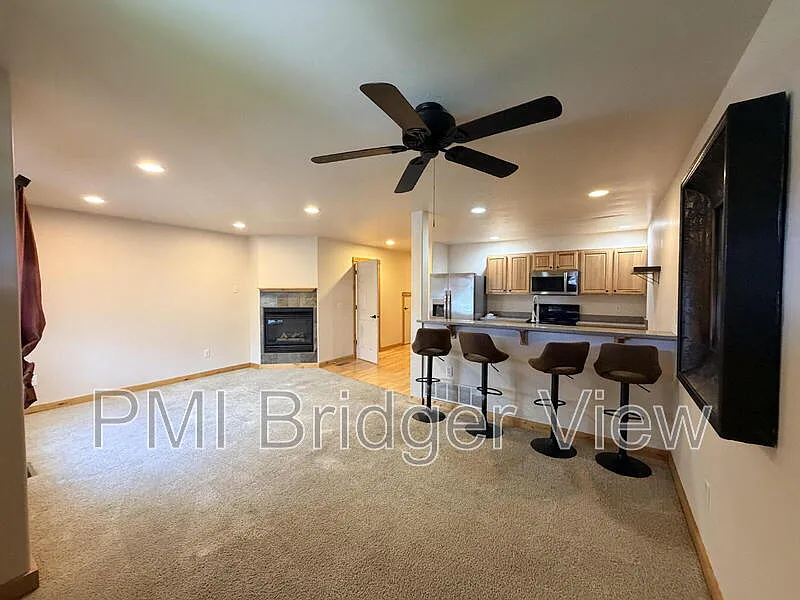 3 bed, 2.5 bath, 1515 sqft, $2,450 — Photo 2