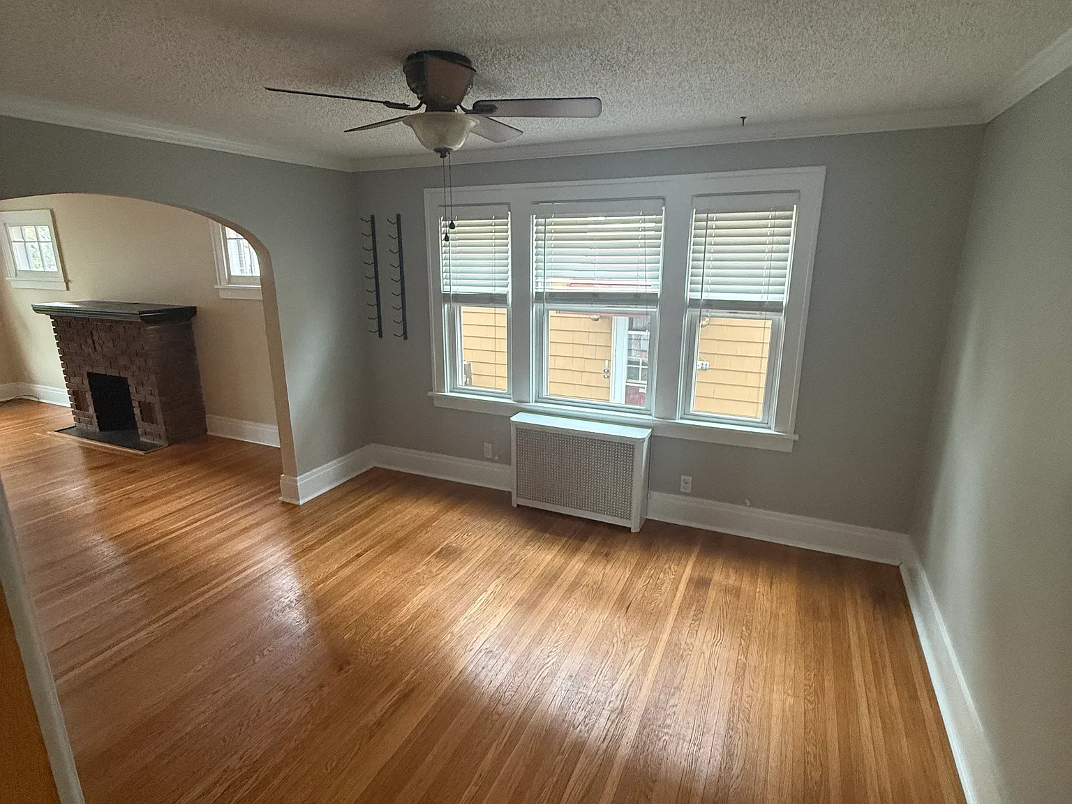 3 bed, 1060 sqft, $1,600 — Photo 3