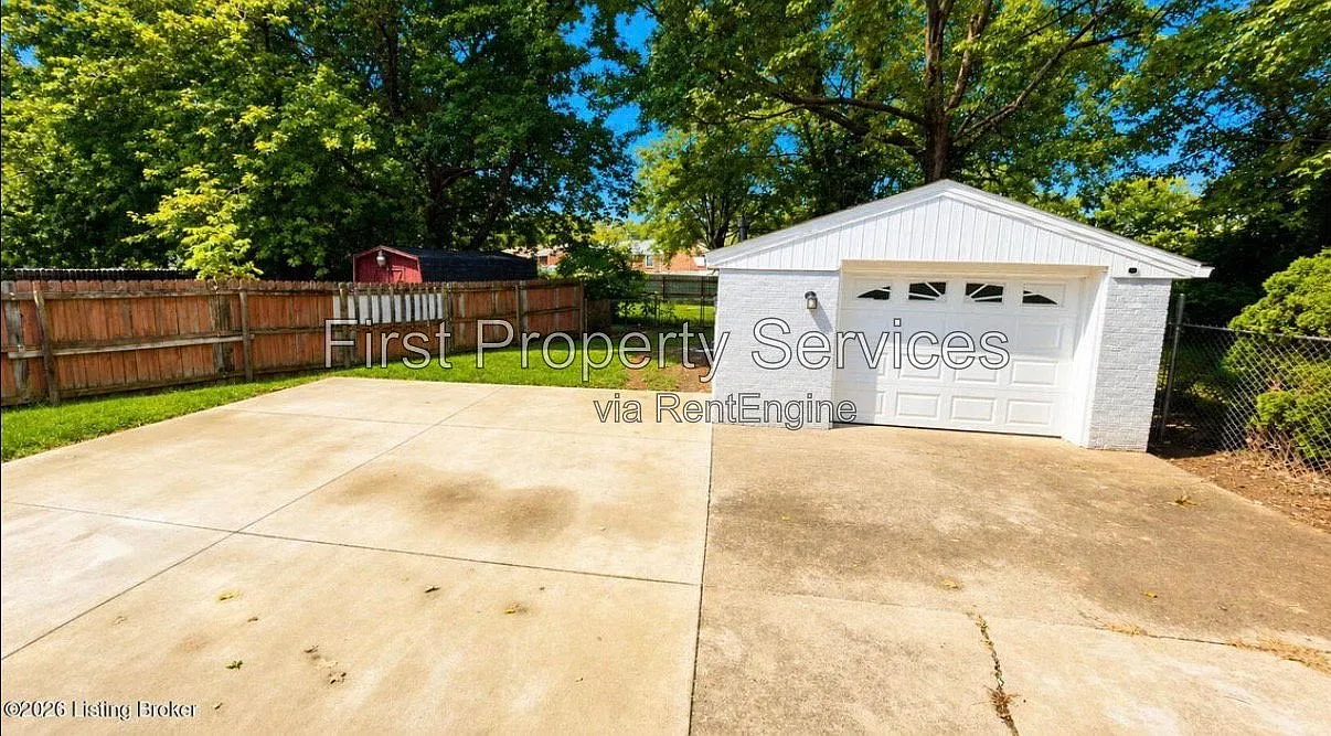 5 bed, 2.0 bath, 1960 sqft, $2,200 — Photo 2