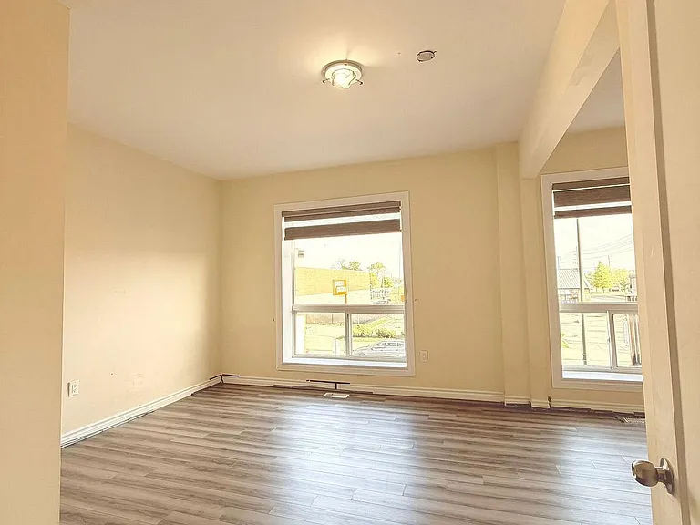 544 Dundas St E — Photo 2