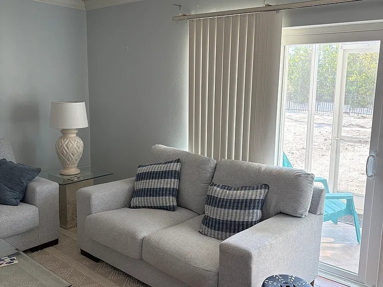 Living Room to Lanai, access to Pool