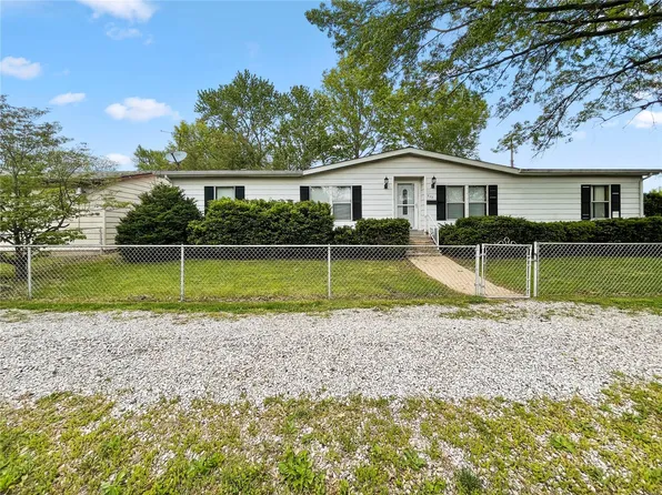 402 N Clinton St, New Athens, IL 62264