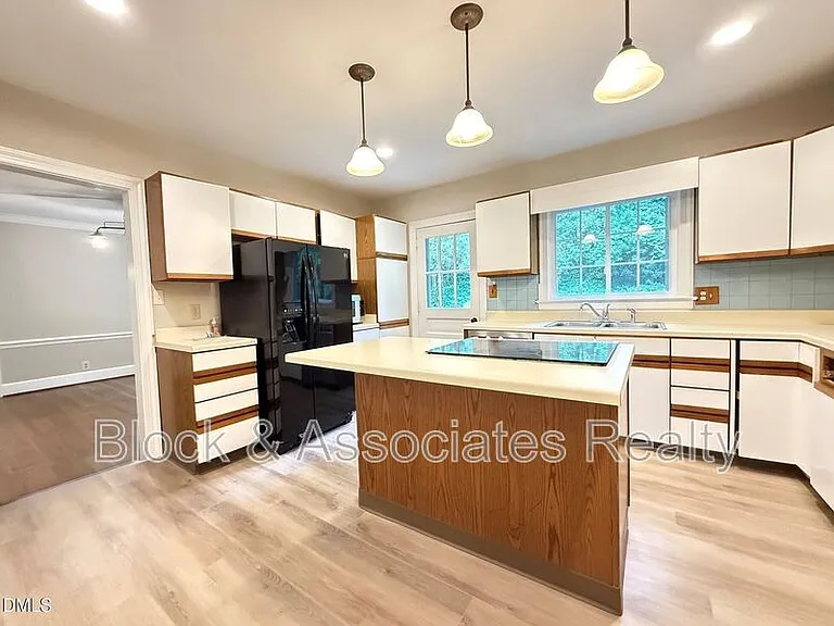 2667 Davis St — Photo 8