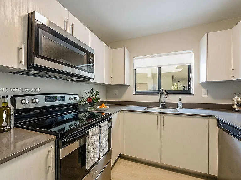 800 S Dixie Hwy #208 — Photo 8