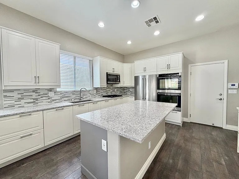 2752 Glen Port St — Photo 15