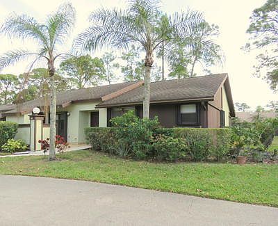 END UNIT VILLA IN STRATHMORE WEST