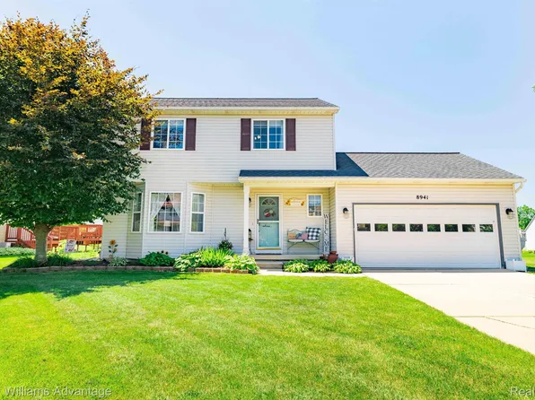 8941 Sunflower Dr, Whitmore Lake, MI 48189