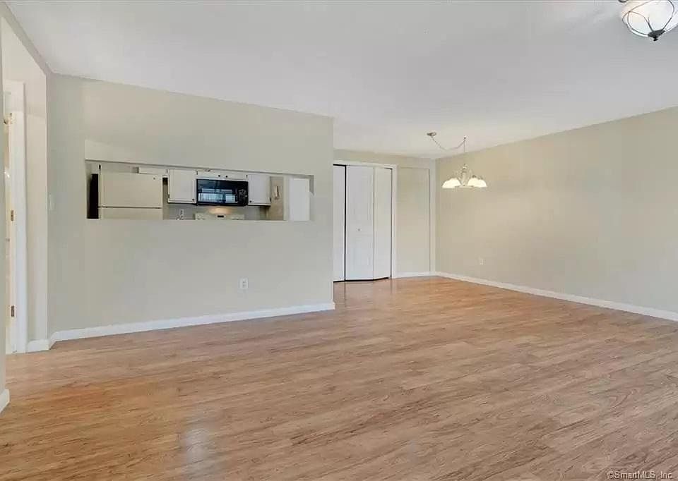 1st image of 6 Little Oak Ln