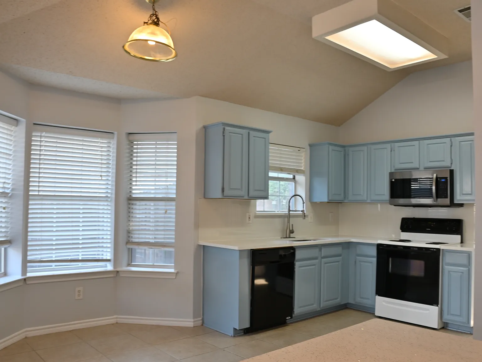 3 bed, 1772 sqft, $2,350 — Photo 2