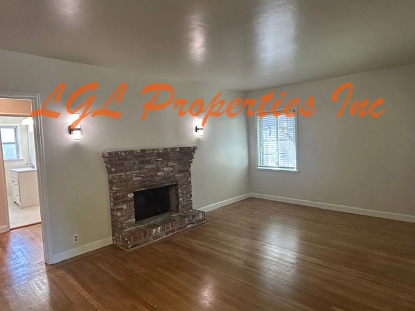 2787 19th Street 95818. Land Park 2 Bedroom 1 Bath On Tree Lined Street @ Markham & Land Park Dr. — Photo 4