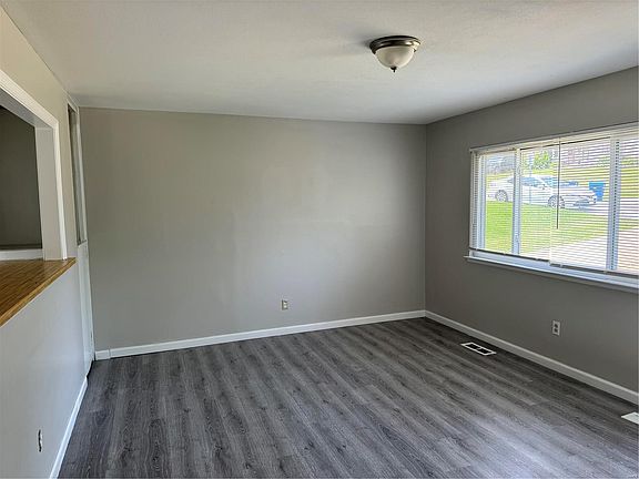 3rd image of 5130 Auriesville Ln