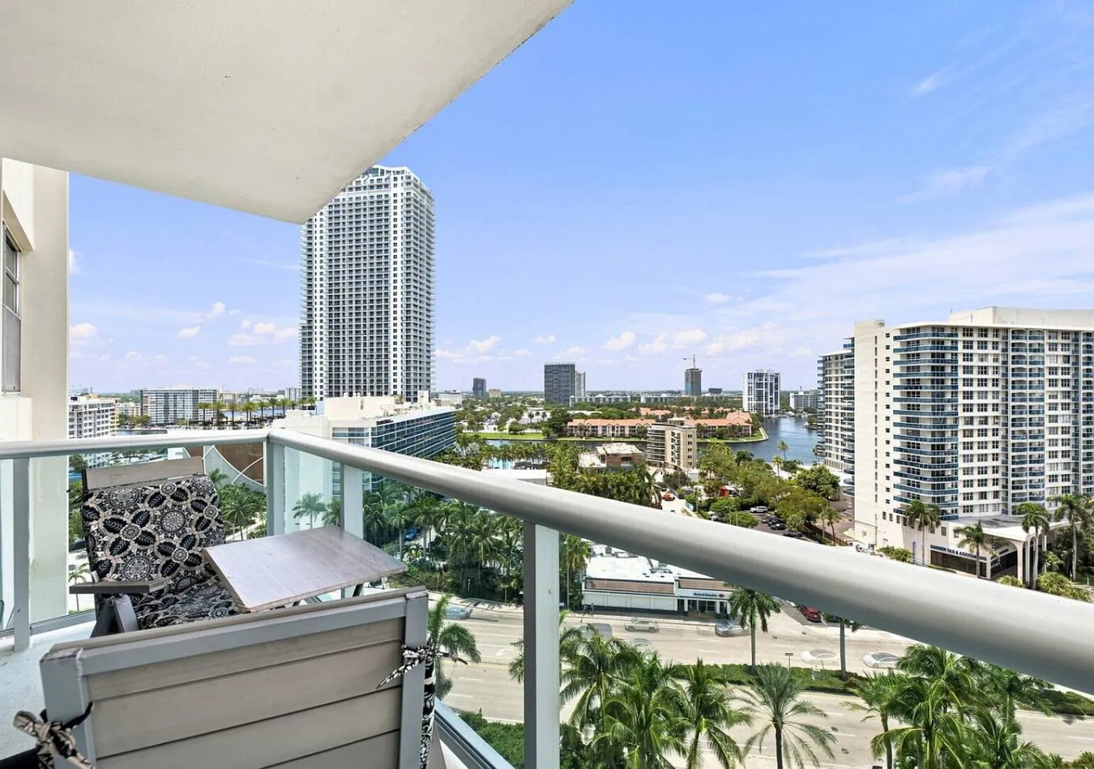 Spacious & Modern apt for a family beach vacation — Photo 3